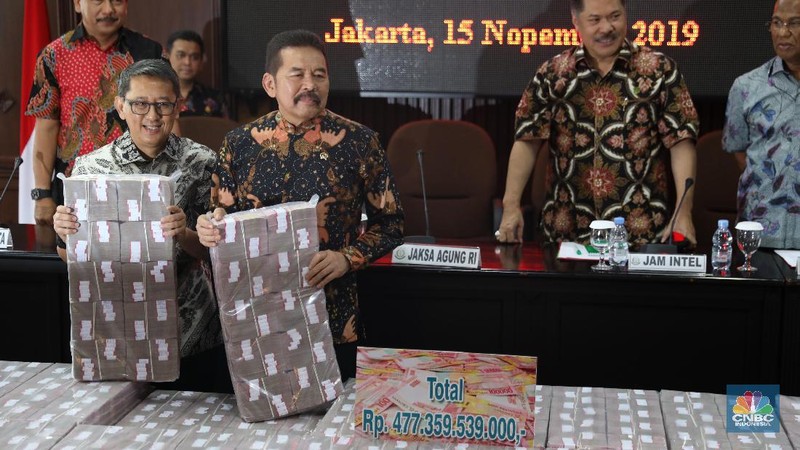 Atas perbuatannya itu, negara merugi hingga Rp 477 miliar.