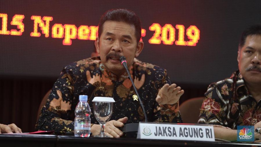 Jaksa Agung RI ST Burhanuddin memberikan keterangan pers Kegiatan Eksekusi Barang Bukti atas perkara terpidana KOKOS JIANG Alias KOKOS LEO LIM dalam perkara tindak pidana korupsi yang merugikan keuangan negara, dalam hal ini PT. PLN Batubara sebesar Rp477.359.539.000,-. (CNBC Indonesia/Tri Susilo)