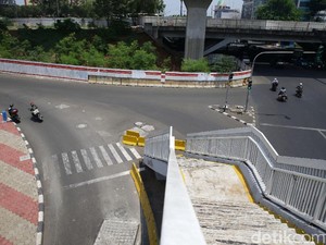 Video JPO Dewi Sartika yang Membingungkan: Ujung Tangga di Tengah Jalan