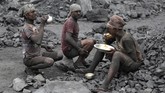 Namun selama seabad terakhir, warga harus bertaruh nyawa setelah muncul suara mendesis berupa gas beracun dari lubang pembuangan. (AP Photo/Aijaz Rahi)