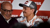 Jorge Lorenzo memeluk CEO Dorna Sports Carmelo Ezpeleta usai menggelar konferensi pers. Sebelumnya, Ezpeleta memberi saran kepada Lorenzo untuk memutuskan masa depannya. (JOSE JORDAN / AFP)