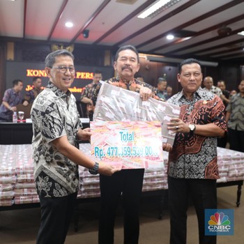 Melihat Uang Korup Rp 477 Miliar Setinggi Gedung Petronas!