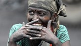Kebakaran di tambang yang menelan area seluas lebih dari 260 kilometer persegi menimbulkan ancaman besar bagi para pekerjanya. (AP Photo/Aijaz Rahi)