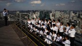 Selain bisa memandangi Tokyo dari ketinggian, pengunjung Roppongi Hills Mori Tower juga bisa menikmati karya seni yang dipajang di Mori Art Museum. (AP Photo/Jae C. Hong)
