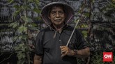 Urban farming sudah digeluti oleh Abdulrahman, pria pensiunan ASN yang tinggal di kawasan Cipete. Dia mengatakan sudah tertarik berkebun sejak lama. (CNNIndonesia/ Bisma Septalisma)