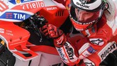 Jorge Lorenzo tampil buruk di musim perdana bersama Ducati namun menunjukkan performa signifikan di musim kedua. (Photo by MOHD RASFAN / AFP)