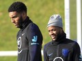 Sterling Kecewa Lihat Gomez Disoraki Suporter Inggris
