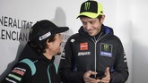 Pebalap Petronas Yamaha Franco Morbidelli (kiri) berbicara dengan Valentino Rossi dalam konferensi pers jelang MotoGP Valencia 2019 yang digelar usai preskon Jorge Lorenzo. (JOSE JORDAN / STR / AFP)