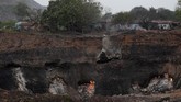 Sebuah tambang batu bara di Jharia, India terus memuntahkan api dan awan asap beracun. (AP Photo/Aijaz Rahi)