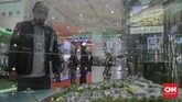 Seorang pengunjung sedang melihat maket dalam pameran properti yang diselenggarakan di JCC yang dibuka untuk umum dan gratis hingga 24 November 2019 mendatang. (CNN Indonesia/Bisma Septalism)