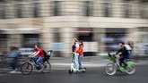 Pemerintah Kota Paris, Prancis melarang penggunaan skuter listrik di trotoar karena diprotes pejalan kaki dan meningkatnya kecelakaan. (Photo by Martin BUREAU / AFP)