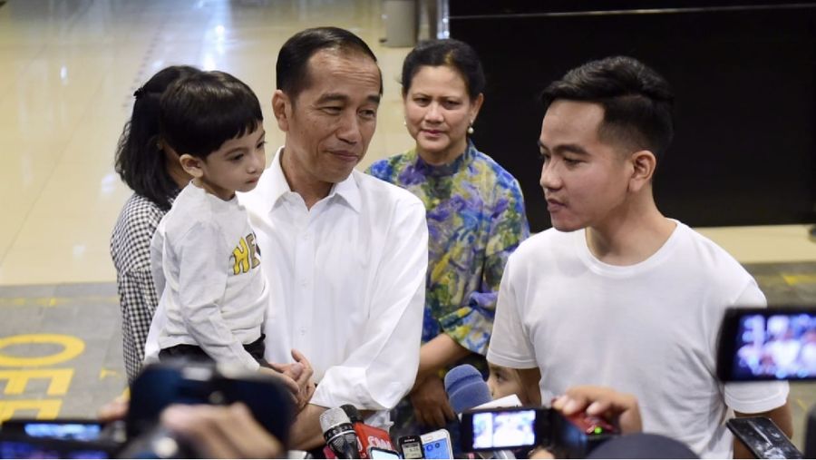 Presiden Jokowi baru saja mendapatkan cucu ketiga yang dinamakan La Lembah Manah. Nama-nama cucu Jokowi memang unik, berikut artinya.