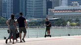 Singapura resmi melarang penggunaan skuter listrik di sepanjang trotoar sejak 5 November lalu. (Photo by ROSLAN RAHMAN / AFP)