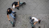 Jerman melarang penggunaan skuter listrik di trotoar sejak bulan Mei lalu. (Photo by David GANNON / AFP)