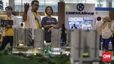 Seorang pengunjung sedang melihat pameran properti di JCC yang dibuka hingga 24 November 2019. (CNN Indonesia/Bisma Septalisma)