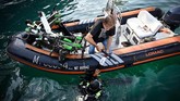 Sejak diluncurkan di Kota Marseille, skuter listrik kerap ditemukan di laut oleh penyelam sukarelawan. (Photo by GERARD JULIEN / AFP)