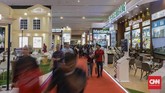 Pengembang menawarkan perumahan tapak dan hunian vertikal di sejumlah daerah dalam pameran properti di JCC, Sabtu (16/11). (CNN Indonesia/Bisma Septalisma)