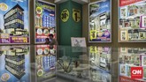 Berbagai jenis promo dari mulai poster, maket, hingga flyer mudah sekali ditemukan dalam Pameran Properti yang berlangsung di JCC selama sepekan ke depan tersebut. (CNN Indonesia/Bisma Septalism)