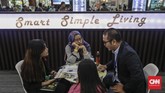 Salah seorang marketing pengembang memberikan penjelasan kepada pengunjung Pameran Properti di JCC mengenai hunian yang ditawarkan pihaknya. Pameran properti itu berlangsung 16-24 November 2019.(CNN Indonesia/Bisma Septalisma)