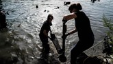 Skuter-skuter itu disebut menjadi ‘korban’ dari permainan anak-anak setempat yang melemparkannya ke laut. (Photo by JEFF PACHOUD / AFP)
