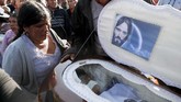 AAnez memproklamirkan diri sebagai presiden sementara dalam sesi Kongres yang tidak mencapai kuorum, Selasa (12/11). Meski begitu, gejolak politik dan unjuk rasa masih belum bisa reda di Bolivia. (AP Photo/Juan Karita)