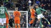 Bek timnas Belanda Virgil van Dijk duel dengan pemain Irlandia Utara Josh Magennis. Belanda bermain imbang tanpa gol melawan Irlandia Utara. (AP Photo/Peter Morrison)