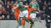 Pemain timnas Belanda Ryan Babel berebut bola dengan bek Irlandia Utara Jonny Evans pada laga Grup C Kualifikasi Piala Eropa 2020 di Windsor Park, Belfast. (AP Photo/Peter Morrison)