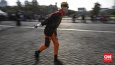 Tak perlu ke Jepang untuk bertemu Naruto. Pada Minggu (17/11), ia tampak melenggang di Lapangan Silang Monas, Jakarta Pusat. (CNN Indonesia/Bisma Septalisma)