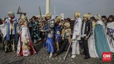 Para cosplayer melengkapi dandanan dengan rambut palsu, dan properti seperti yang tergambar, misalnya pedang. (CNN Indonesia/Bisma Septalisma)