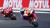 Posisi ketiga ditempati pebalap Pramac Racing Jack Miller yang terpaut 0,108 detik dari catatan waktu Fabio Quartararo. (JOSE JORDAN / AFP)