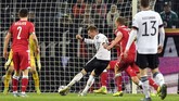 Timnas Jerman memastikan lolos ke Piala Eropa 2020 setelah menang 4-0 atas Belarusia di Moenchengladbach, Sabtu (16/11) malam waktu setempat. Toni Kross mencetak dua gol di laga ini. (AP Photo/Martin Meissner)