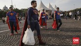 Di kawasan Monas, Jakarta, Superman pun terlihat menenteng tas plastik putih. (CNN Indonesia/Bisma Septalisma)