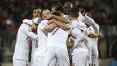Para pemain timnas Portugal merayakan gol Ronaldo ke gawang Luksemburg. (AP Photo/Francisco Seco)