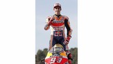 Marc Marquez tidak hanya merebut gelar juara dunia pebalap MotoGP 2019, tapi juga sukses membawa Honda merebut gelar konstruktor dan Repsol Honda meraih gelar tim terbaik di MotoGP 2019. (AP Photo/Alberto Saiz)