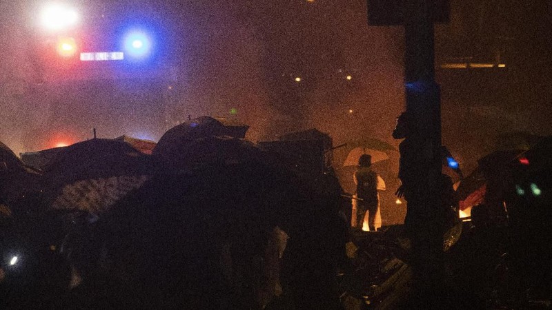 Polisi menembaki Universitas Politeknik Hongkong pada Senin (18/11/2019) pagi. Kampus tersebut sebelumnya dikuasai oleh para demonstran sepanjang Minggu malam.