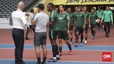 Para pemain Timnas Indonesia sebelum menjalani latihan terakhir jelang menghadapi Malaysia pada Kualifikasi Piala Dunia 2022 di Stadion Bukit Jalil, Selasa (19/11). (CNN Indonesia/Nova Arifianto)
