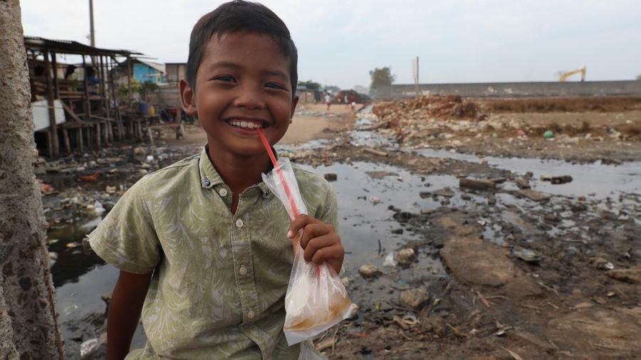 Lautan sampah terhampar luas di kampung Muara Baru, gang Marlina, RT 10/RW 17, Penjaringan, Jakarta Utara, Senin (18/11/2019).