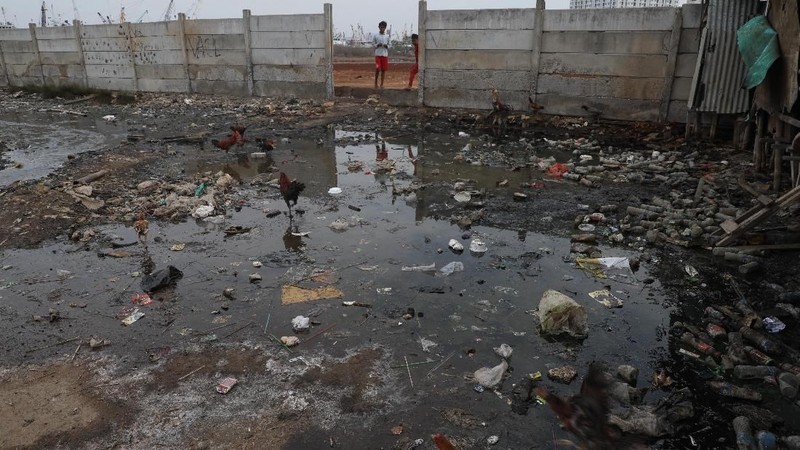 Lautan sampah terhampar luas di kampung Muara Baru, gang Marlina, RT 10/RW 17, Penjaringan, Jakarta Utara, Senin (18/11/2019).