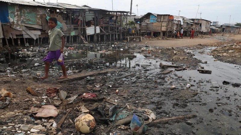 Lautan sampah terhampar luas di kampung Muara Baru, gang Marlina, RT 10/RW 17, Penjaringan, Jakarta Utara, Senin (18/11/2019).