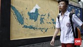Sekelompok pemuda asli Pademangan Timur berinisiatif mengubah dinding-dinding yang tadinya kotor menjadi seni sarat pesan pendidikan. (CNN Indonesia/Andry Novelino)