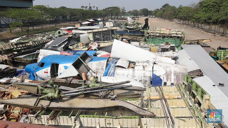 Bangkai pesawat Sky Aviation sudah beberapa bulan berada di salah satu lahan pengepul besi tua di Marunda.