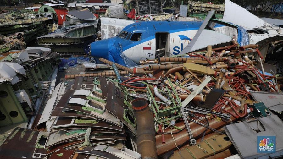 Bangkai pesawat Sky Aviation sudah beberapa bulan berada di salah satu lahan pengepul besi tua di Marunda.