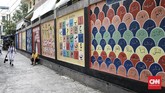 Penuh warna dan motif, dinding-dinding itu menarik perhatian publik yang lantas kerap berhenti untuk mengambil foto. (CNN Indonesia/Andry Novelino)