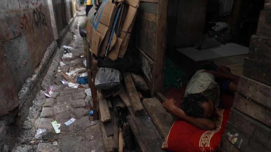 Lautan sampah terhampar luas di kampung Muara Baru, gang Marlina, RT 10/RW 17, Penjaringan, Jakarta Utara, Senin (18/11/2019).