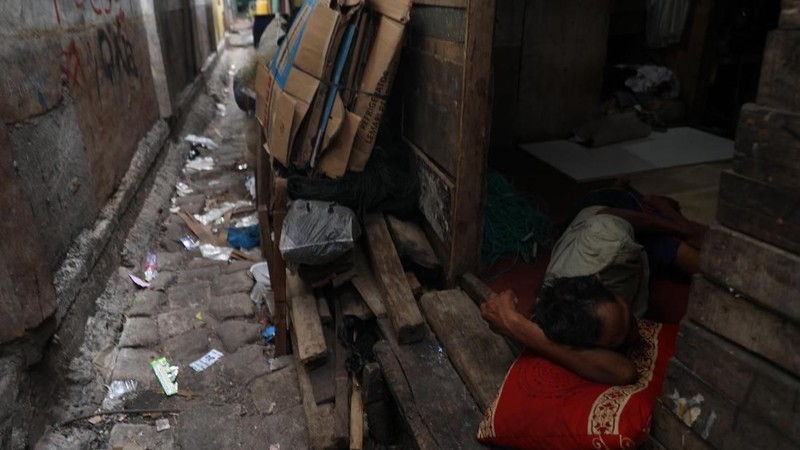 Lautan sampah terhampar luas di kampung Muara Baru, gang Marlina, RT 10/RW 17, Penjaringan, Jakarta Utara, Senin (18/11/2019).