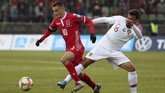 Gelandang timnas Portugal Bruno Fernandes (kanan) mencoba mencuri bola dari pemain Luksemburg, Vincent Thill. (AP Photo/Francisco Seco)