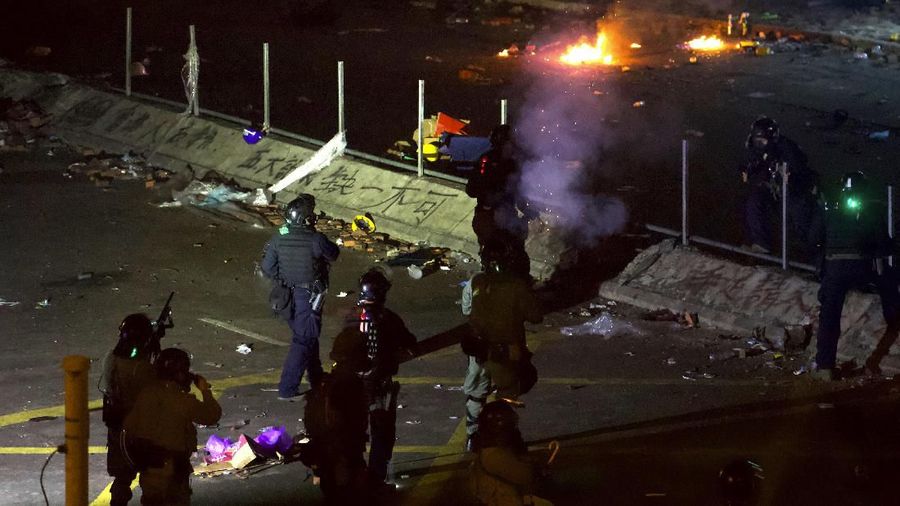 Polisi menembaki Universitas Politeknik Hongkong pada Senin (18/11/2019) pagi. Kampus tersebut sebelumnya dikuasai oleh para demonstran sepanjang Minggu malam.