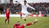 Pemain timnas Portugal, Andre Silva, menghindar dari tekel keras pemain Luksemburg Maxime Chanot. Dia digantikan Diogo Jota pada menit ke-71. (AP Photo/Francisco Seco)