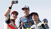 Marc Marquez, Alex Marquez, dan Lorenzo Dalla Porta melakukan selfie jelang balapan MotoGP Valencia 2019 di Sirkuit Ricardo Tormo, Minggu (17/11). (AP Photo/Alberto Saiz)