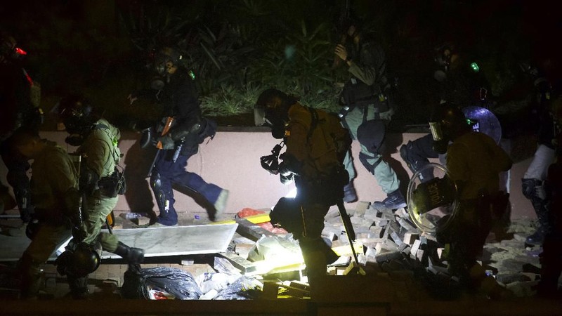 Polisi menembaki Universitas Politeknik Hongkong pada Senin (18/11/2019) pagi. Kampus tersebut sebelumnya dikuasai oleh para demonstran sepanjang Minggu malam.